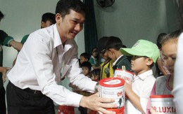 Trao hơn 100 phần quà tết cho con em gia đình khó khăn