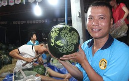 ​Dưa hấu tạo hình hút khách, thợ điêu khắc kiến tiền triệu