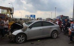 Xe hơi đụng xe đầu kéo, quốc lộ 1 kẹt 2 giờ