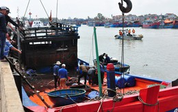 ​Cháy tàu cá, khoảng 5.000 lít dầu tràn ra biển