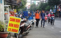 Người nước ngoài hỏi xe máy chạy trên vỉa hè, làm sao đi bộ?