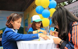 Các gian tư vấn tuyển sinh ngày càng hút học sinh