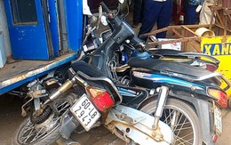 Xe khách đâm sập quán cà phê, hàng chục người bỏ chạy