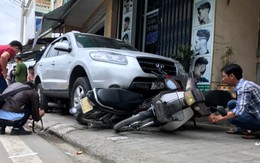 Ôtô lao vỉa hè, 2 người bị thương, 6 xe máy hư hỏng