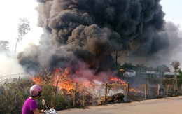 Khói lửa ngút trời từ đám cháy vựa vỏ xe tại Bình Dương
