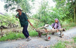 Mẹ, con và cỗ xe lượm ve chai