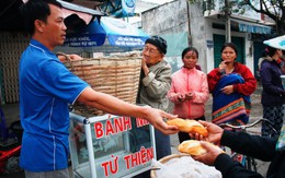 Bán đậu phộng dạo mua bánh mì cho người nghèo