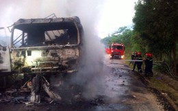 Xe tải chở củ mì bốc cháy dữ dội trên đèo Violắc
