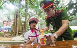 Công an giúp bé người Mường lạc ở lễ hội Đền Hùng