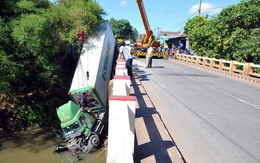 “Giải cứu” xe đầu kéo lao xuống sông