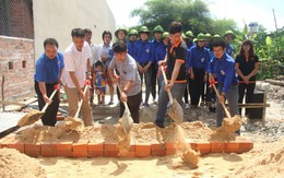 Tặng nhà cho bạn trẻ khó khăn