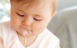 ​Xử trí khi bé bị trớ sữa, ọc sữa