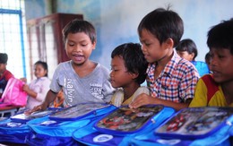Trao quà cho thầy trò “Ngôi trường giữa rừng sâu”