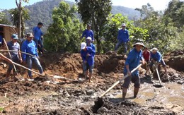 Đem 'cần câu' giúp dân nghèo