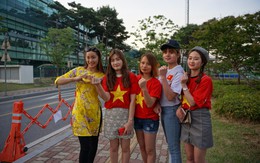 Dù phải ngồi ngoài, CĐV Việt vẫn quyết chờ U-20 VN