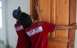 ​Lạc An sử dụng bản lề Inox cao cấp cho cửa gỗ tự nhiên