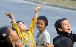 Chúng ta bảo con làm người lớn rồi xách túi thay con