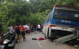 ​Xe chở phụ huynh, học sinh đâm vách núi, 1 người tử vong