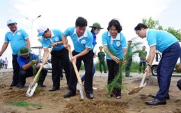 Ra quân làm sạch môi trường biển Cà Mau