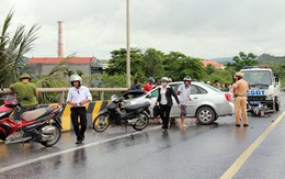 Thoát chết sau khi bị ôtô tông nhờ rơi trúng tàu dừa
