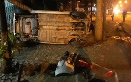 Xế hộp hất văng xe máy lên vỉa hè, 3 người thương vong