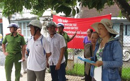 Xã viên đem xe buýt vây hợp tác xã ra yêu sách