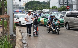 Mọi hướng vào Tân Sơn Nhất kẹt cứng, khách chạy bộ tới phi trường