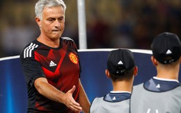 ​HLV Mourinho tặng huy chương cho người hâm mộ