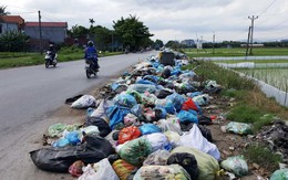 Rác ngập ngụa trên phố, huyện loay hoay chưa có cách giải quyết