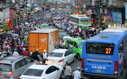 Nạn quá tải đè nặng lên hai thành phố lớn