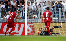 ​Buffon đẩy penalty, Juventus hạ gục Cagliari ở trận ra quân