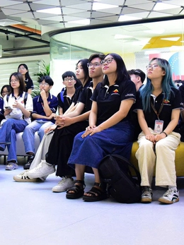 Sinh viên báo chí tìm hiểu bộ quy tắc đạo đức người làm báo tại báo Tuổi Trẻ