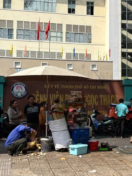 Lực lượng chức năng vừa đi, vỉa hè bệnh viện lại bị tái chiếm
