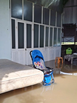 Ngập lụt tại Bình Thuận cũ: ‘Mới dọn dẹp đêm trước, sáng nay nước lại về ngập ngụa nhà cửa’