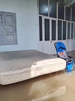 Ngập lụt tại Bình Thuận cũ: ‘Mới dọn dẹp đêm trước, sáng nay nước lại về ngập ngụa nhà cửa’