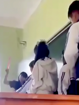 Cô giáo dùng thước nhựa đánh tay học sinh có đáng bị mất việc?