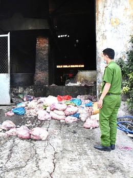 Phát hiện cơ sở chế biến mỡ động vật trái phép nằm trong khu vực nghĩa trang