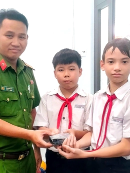 Nhặt được ví chứa hơn 11 triệu đồng, 2 học sinh mang đến công an nhờ tìm người đánh rơi