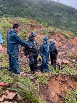 Khoảng 10 vết nứt trên núi Ngang, 59 hộ dân được cấp tốc di dời