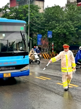 Xử phạt hàng loạt xe buýt đi sai lộ trình gây ùn tắc trong sáng mưa rét ở Hà Nội