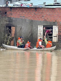 Lũ lụt kinh hoàng ở miền Trung: Bằng mọi cách phải cứu dân