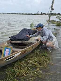 Con gái đau đớn bên xuồng chở thi thể cha, chờ quan tài giữa biển lũ Hòa Xuân