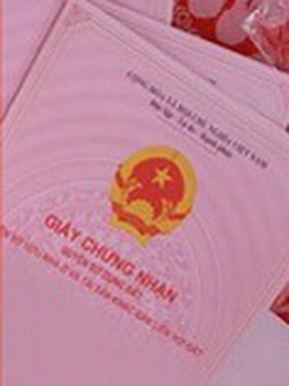 Chủ nhà đem sổ hồng đi cầm rồi làm sổ mới, chủ tiệm cầm đồ kiện được không?