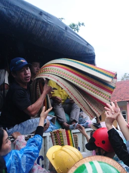 Cảnh nhói lòng ở vùng lũ Đắk Lắk: Những cánh tay chờ một suất chăn màn, hàng hóa cứu trợ
