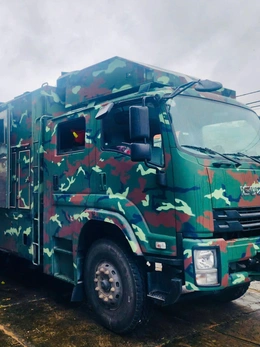 Xe bếp tác chiến của Quân khu 5 xuống vùng lũ, chiến sĩ nấu cơm nóng cho dân