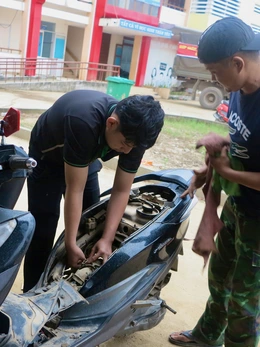 Đội sửa xe từ TP.HCM ra Phú Yên cũ giúp bà con vùng lũ, homestay ‘0 đồng’ cho các đoàn thiện nguyện