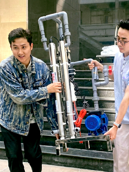 Thầy trò trường đại học ở TP.HCM xuyên đêm làm máy lọc nước tặng bà con vùng lũ