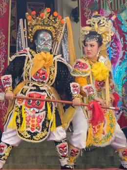 Đông nghẹt khán giả coi hát bội sáng Chủ nhật ở khu vực đền thờ vua Hùng, Thảo cầm viên