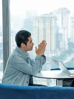 Làm sếp bị kẹp giữa áp lực cấp trên và kỳ vọng từ nhân viên, giới trẻ định nghĩa lại 'thành công'?