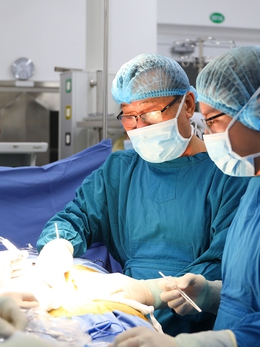 Nhiều người trẻ cũng phải thay khớp, đặc biệt là nam giới